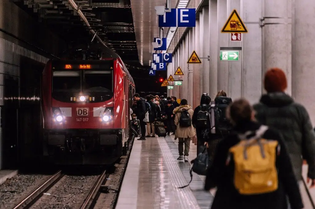 Hoe laat vertrekt de eerste trein van Zwolle naar Schiphol?