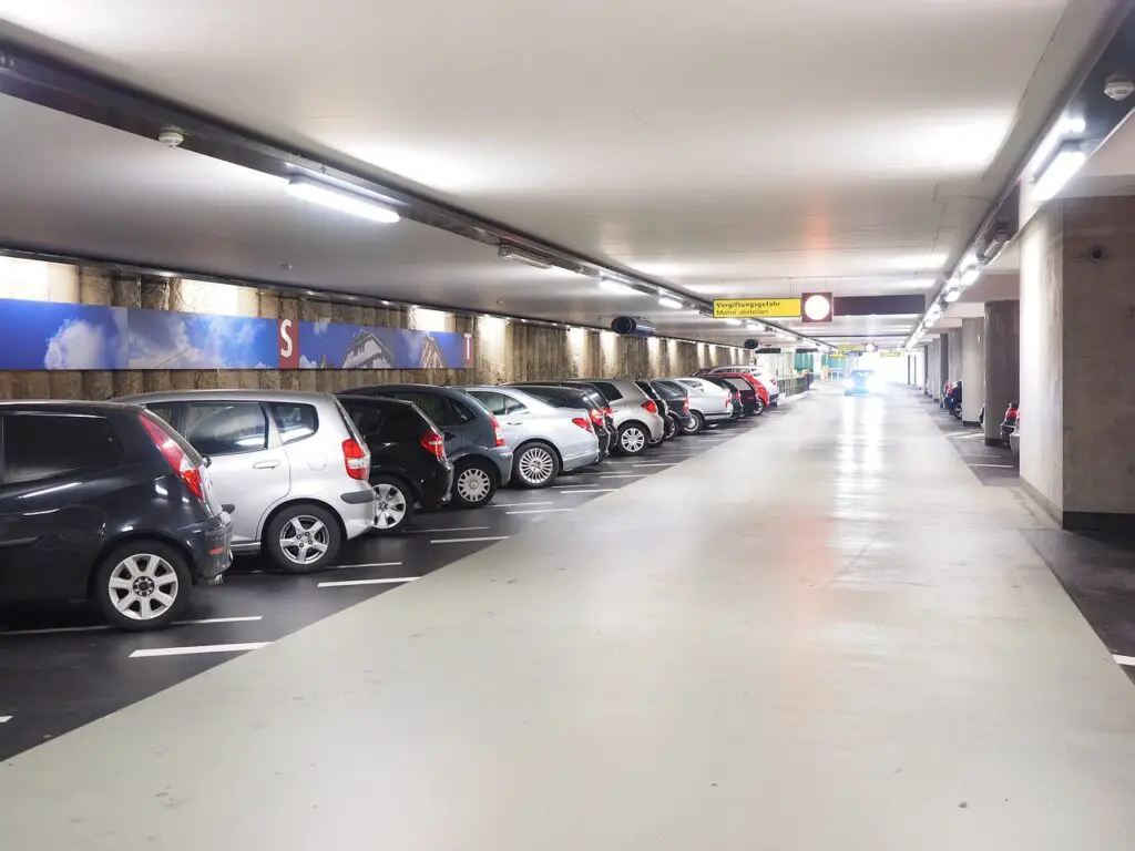 Waar vind je goedkope parkeerplekken bij het station?