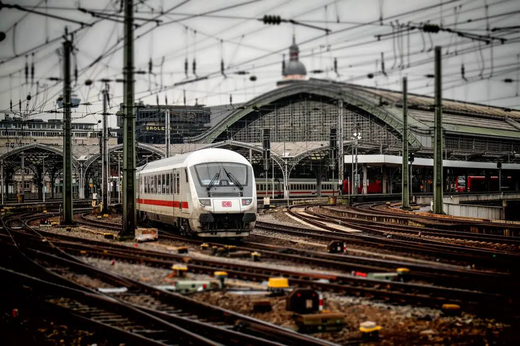 Wat is het adres van de achterzijde van het station?